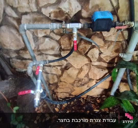 צינורות וברזים על קיר אבן, חלקי אינסטלציה